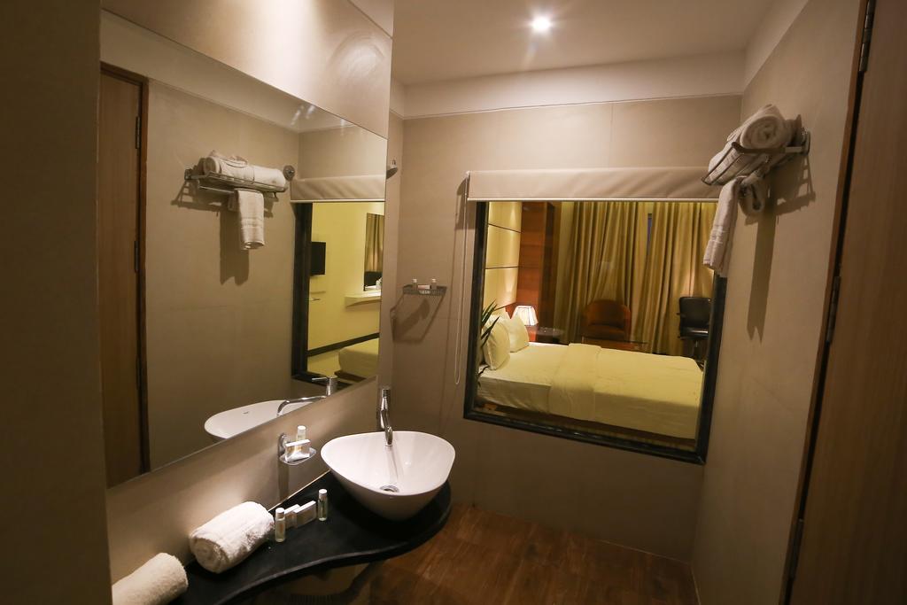 Meghdoot Hotel & Resort Уджайн Екстериор снимка